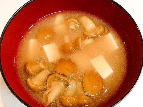 洗わずOK♪豆腐とナメコの昆布だし味噌汁